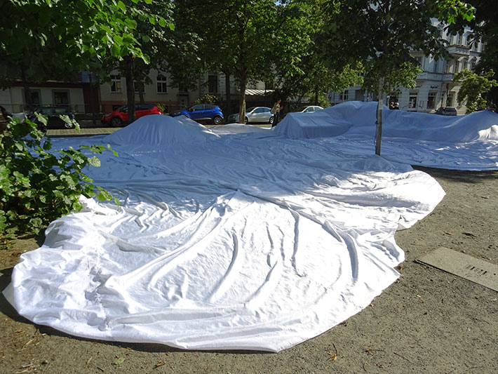 rixxperiment abgedeckt/ ein Tuch deckt den Richardplatz ab